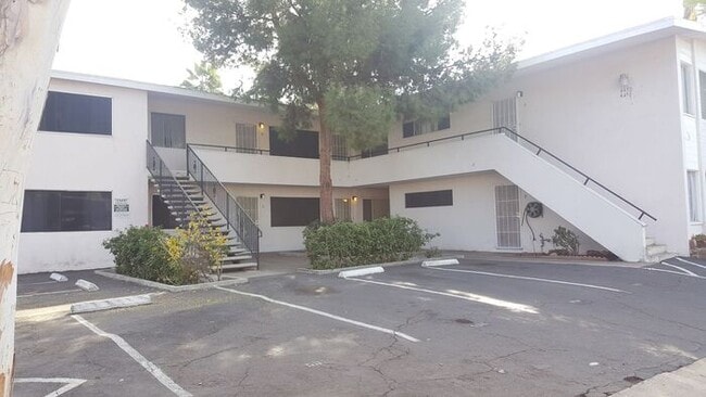 Building Photo - 1 Month Free Rent!! Spacious La Mesa 2BR/1BA unit with BONUS room