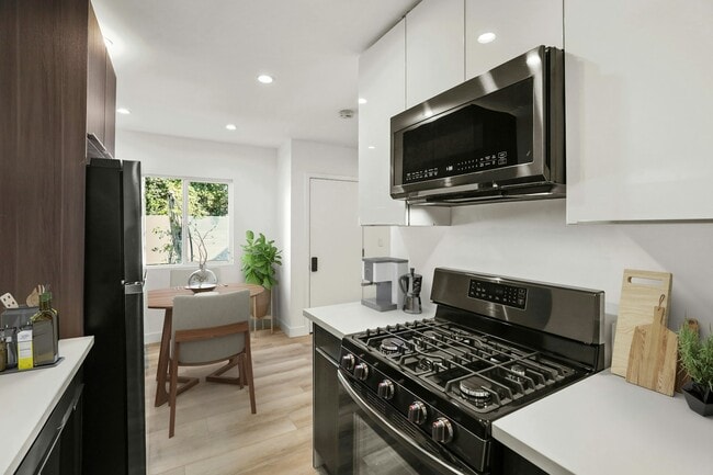 Building Photo - 2561 W Ave 30 Unit 7