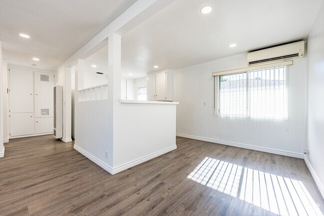 2BR, 1BA - 1,026SF - Dining Room - 521 N Marguerita Ave