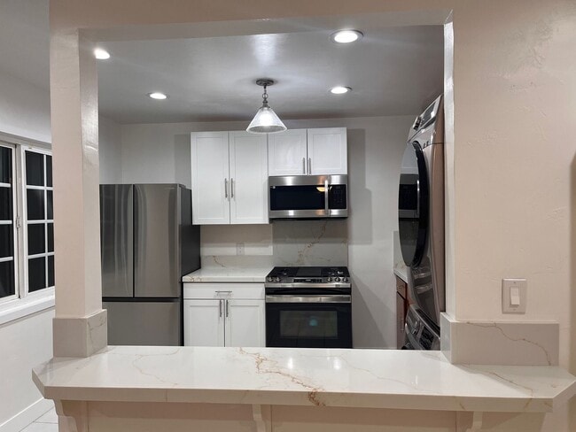 Building Photo - Totally remodeled 2 blocks to beach! FREE RENT UNTIL SEPT.   2 PARKING SPOTS Unit 966 Emerald-A