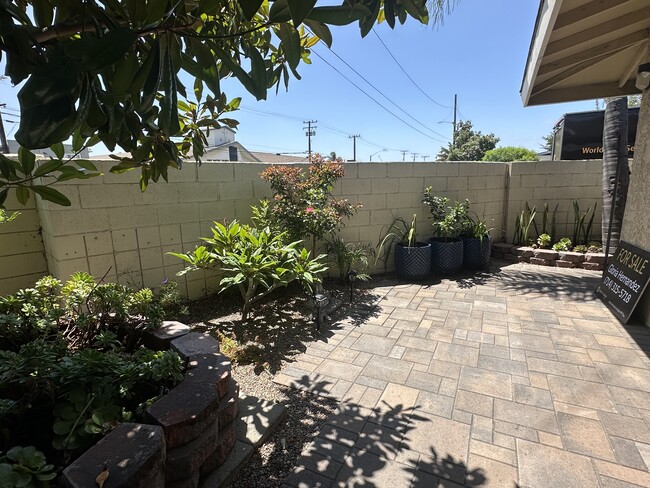 Private Courtyard - 14181 Goldenwest St Unit Apt #2