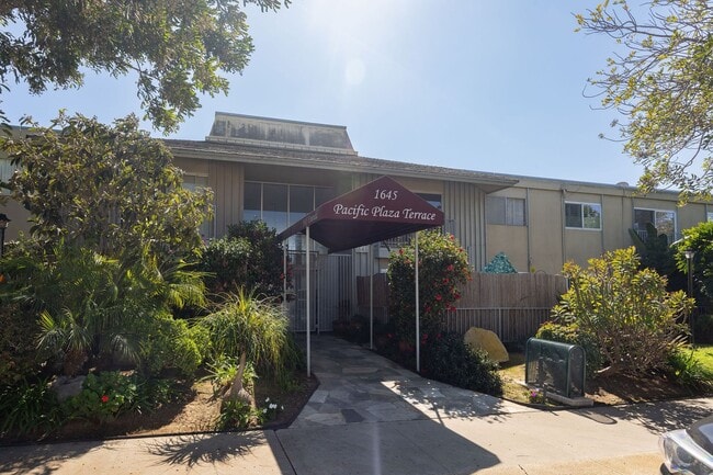 Building Photo - Pacific Beach condo now available, excellent location! Unit 2G