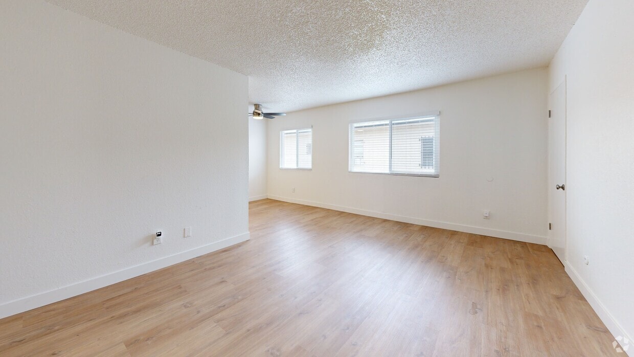 3D Tour - 637 W. 79th