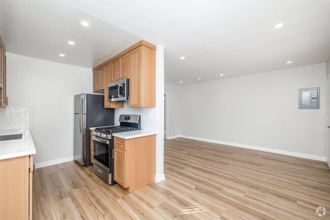 1BR, 1BA - 675SF - Kitchen - 11520 Menlo Ave