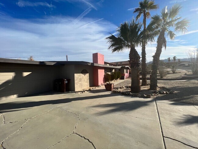 Photo - 3 Bedroom 2 Bathroom - Fully Furnished - Mid Century Modern