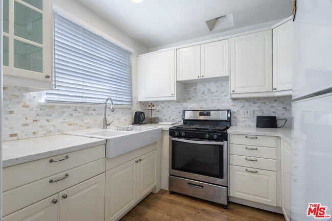 Photo - 119 S Bundy Dr