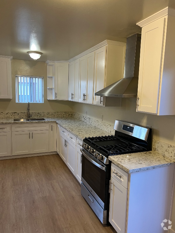 Building Photo - 1620 1/2 W 219th St Rental