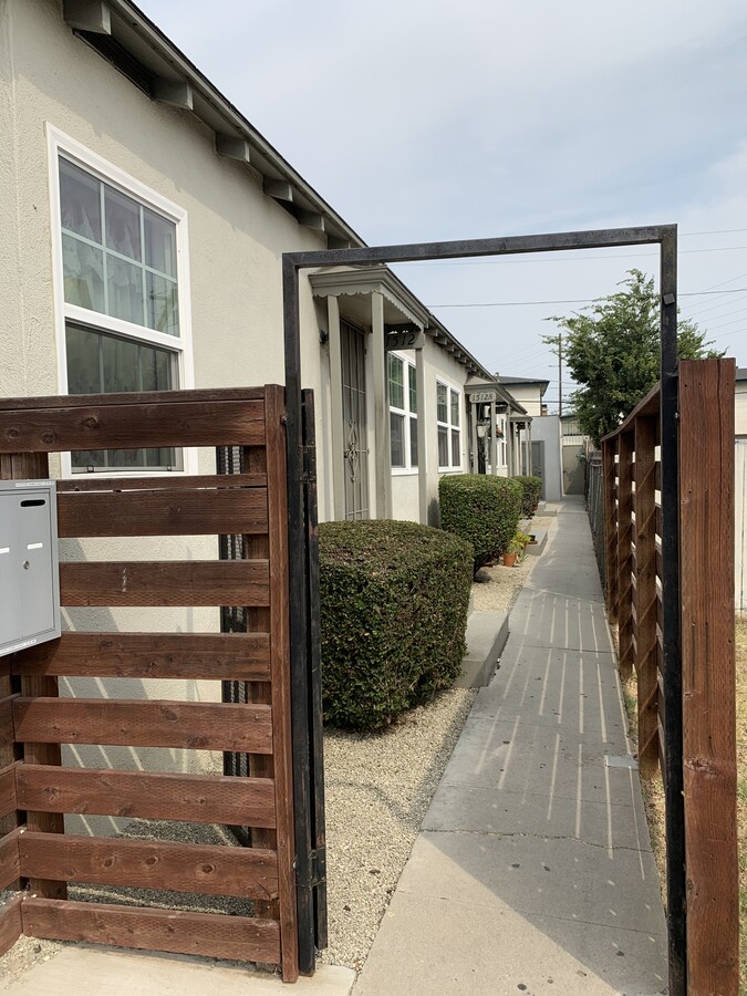Photo - 1512 S Redondo Blvd Apartments