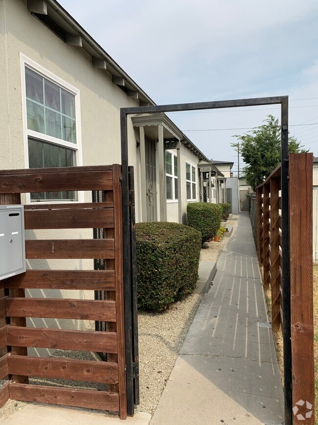 Building Photo - 1512 S Redondo Blvd Rental