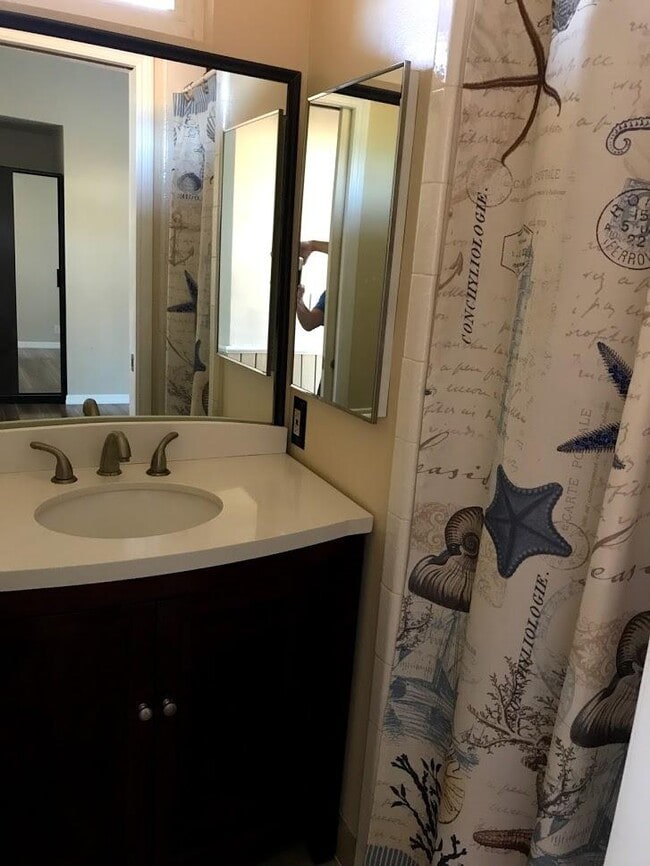 Full Bath / Shower - 6799 E Kentucky Ave