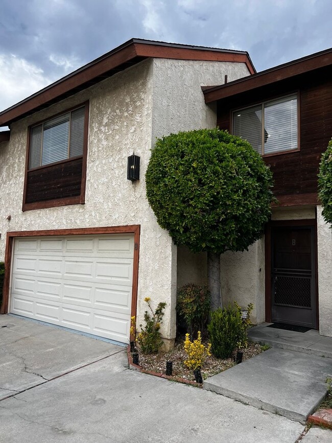 Building Photo - 2 Bedroom 1.5 Bath Townhouse Condo for Rent in the Heart of Monrovia