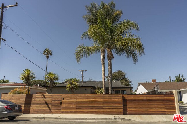 Photo - 977 Vernon Ave