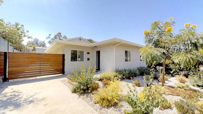 HUGE House on College! Quick Walk to Campus! - HUGE House on College! Quick Walk to Campus!