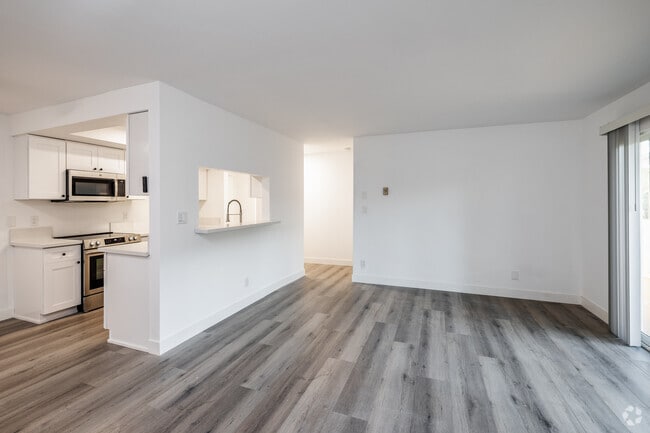 1BR, 1BA - 800SF - Living Room - Ocean Park Apartments