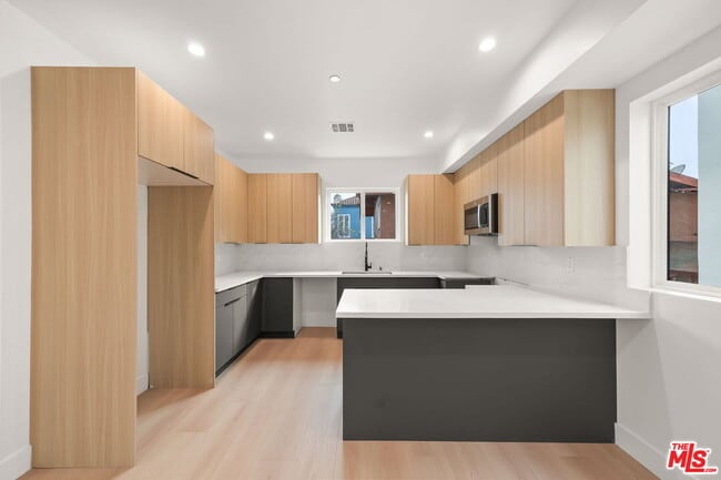 Photo - 913 N Hobart Blvd