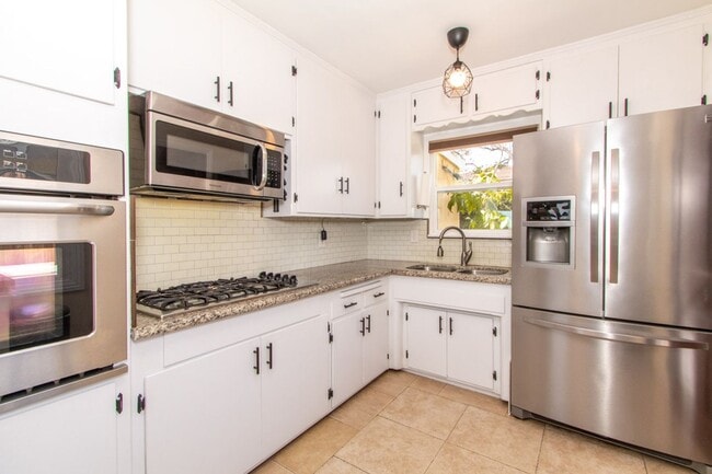Photo - Well Maintained & Bright Detached 2 bed / 1 bath Home In Quiet Neighborhood of North Park - Peak ... Unit 3554