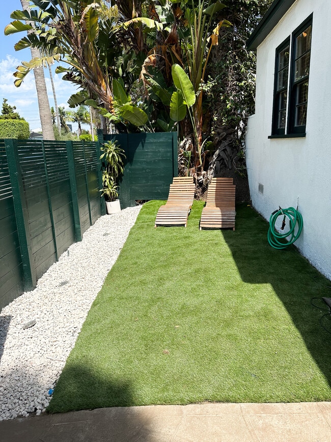 Front garden - 904 Victoria Ave Unit Bungalow