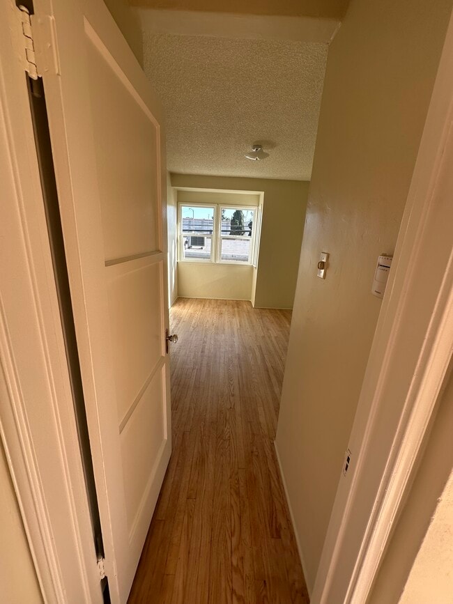 Photo - 914 E 68th St Unit B