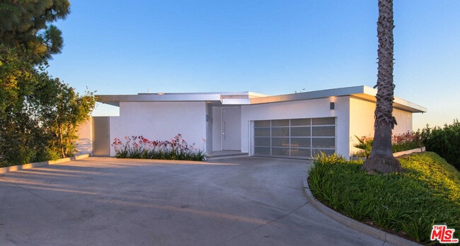 Photo - 1542 Blue Jay Way