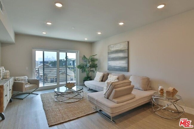 Photo - 837 S Harvard Blvd Unit 102