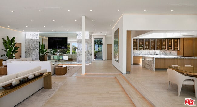 Photo - 365 Trousdale Pl