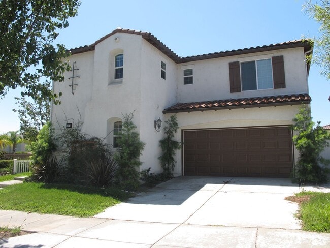 Building Photo - Four Bedroom Three Bathroom Home in the Ha...