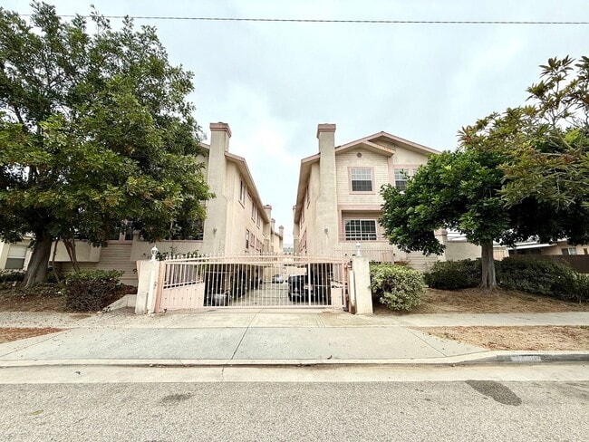 Building Photo - Cozy Renovated Townhome in Gardena!