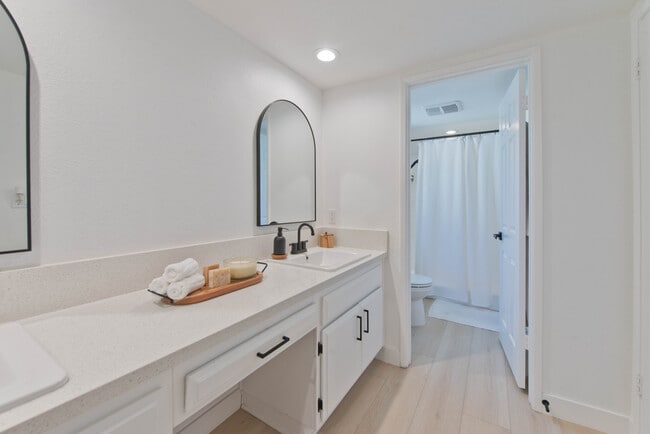 Photo - 20645 Roscoe Blvd