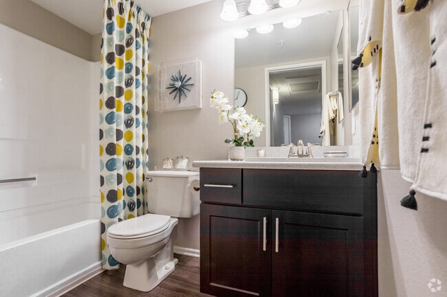 2BR, 2BA - 981 SF - Bluffs