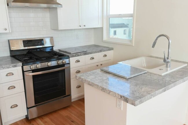 Photo - Updated 1 Bed 1 Bath in the Heart of Echo Park - Parking, laundry and great views! Unit 1932 Clinton St.