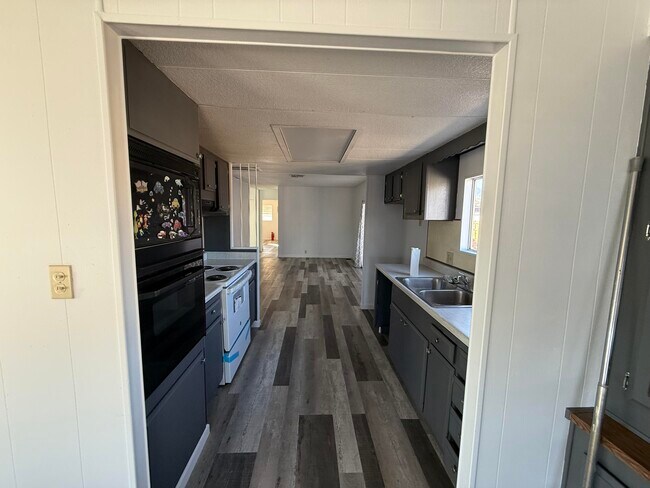 Photo - 64180 Thomas Ave