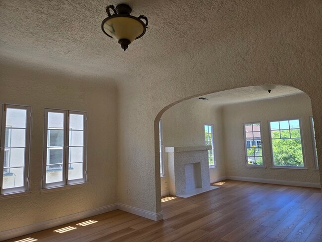 Building Photo - 360 1/2 N Genesee Ave Unit 360 1/2
