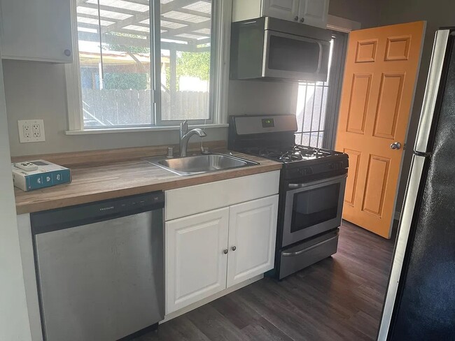 Building Photo - 1111 Blake Ave Unit 1111 Blake Av. Frogtown