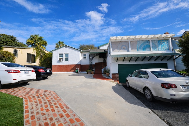 Building Photo - Large House, Close to Campus!!