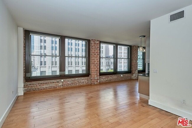 Photo - 460 S Spring St
