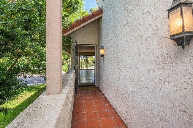 Building Photo - 3 Bedroom La Costa Home!