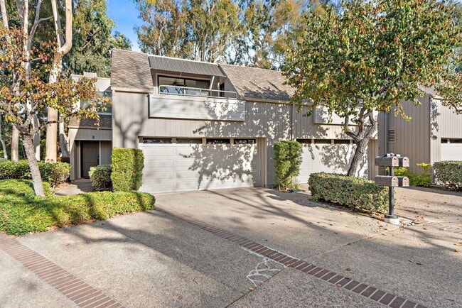 Building Photo - Charming Townhome in Turtle Rock