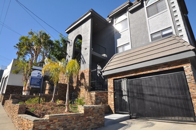 Building Photo - 2119 Elsinore St