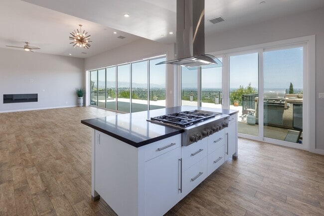 4 Br 5 Ba with STUNNING VIEWS and Jacuzzi - 4 Br 5 Ba with STUNNING VIEWS and Jacuzzi House