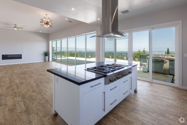 Building Photo - 4 Br 5 Ba with STUNNING VIEWS and Jacuzzi Rental