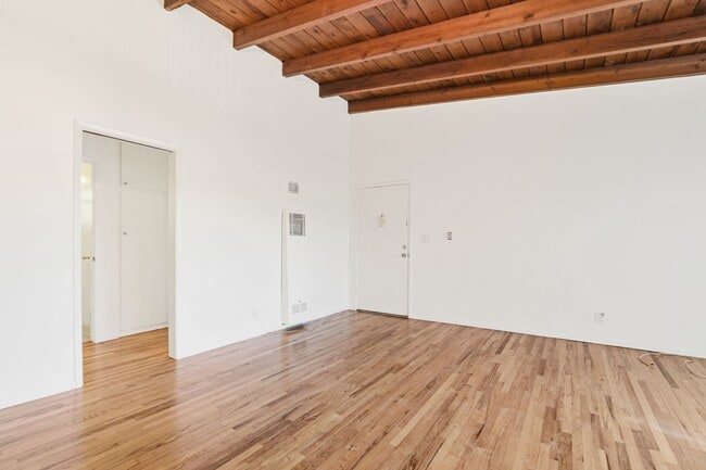 Photo - 978 S Barrington Ave Unit 04