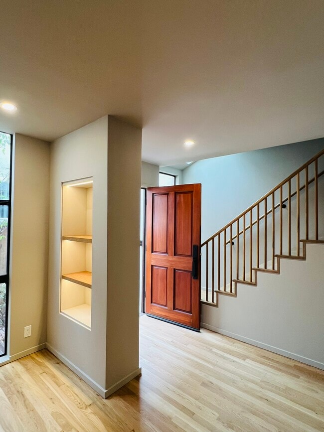 Entry - 1034 18th St Unit 4