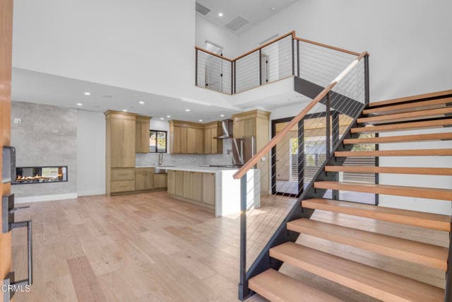 Photo - 611 W Claremont St