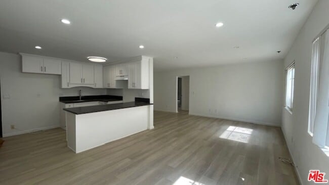 Building Photo - 545 S Manhattan Pl Unit 3