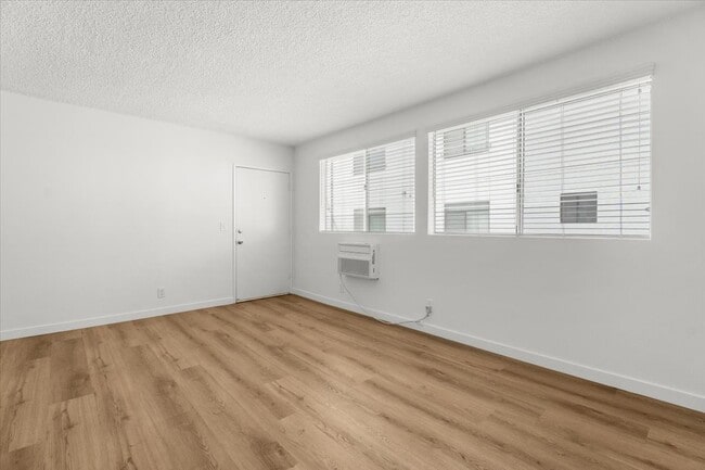 Photo - 4458 Woodman Ave