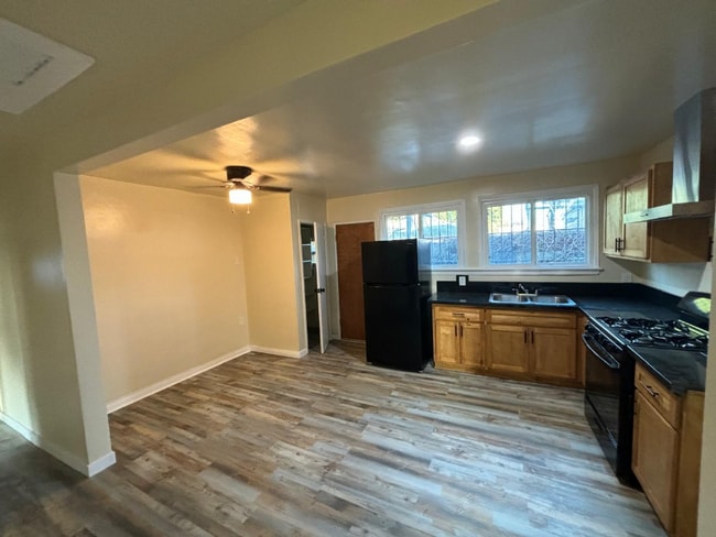 Photo - 1129 E 103rd St