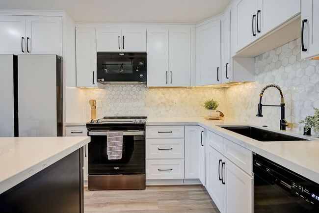 Photo - 6th and Raymond