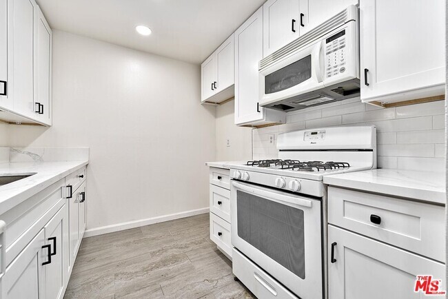 Building Photo - 525 S Berendo St Unit 105 Rental