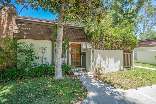 Building Photo - Beautiful 3-Bedroom Condo in Chatsworth! Unit 8