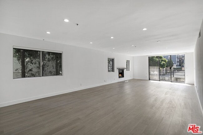 Building Photo - 1616 Brockton Ave Unit 103